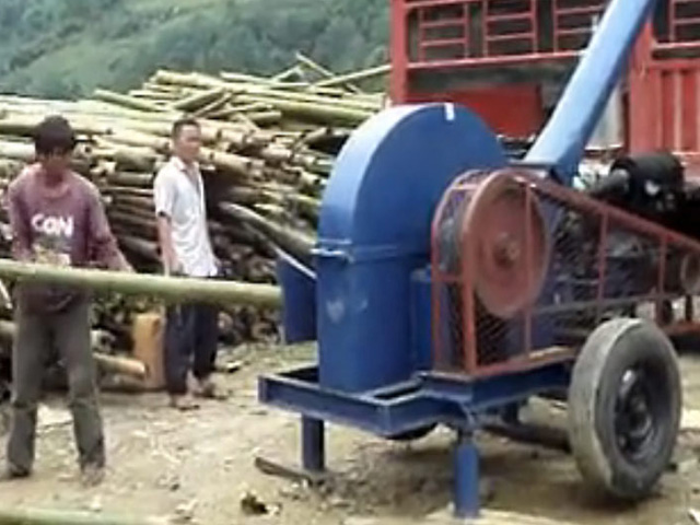 移動(dòng)式柴油木材削片處理現(xiàn)場